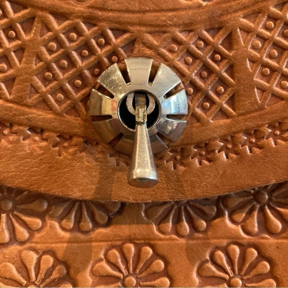 TOOLED Leather Shoulder Bag With Unique Clasp and Inside Pocket Compartments - Picture 16 of 16